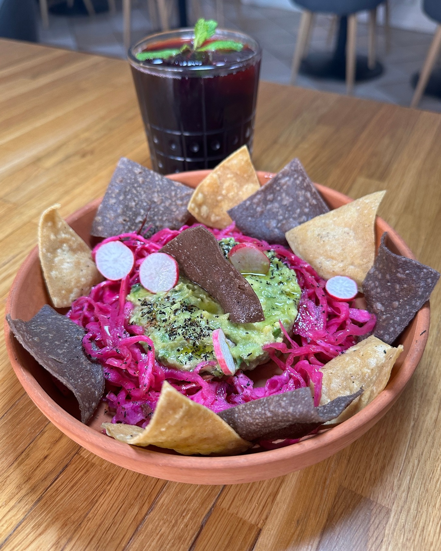 Nachos, chou rouge et guacamole