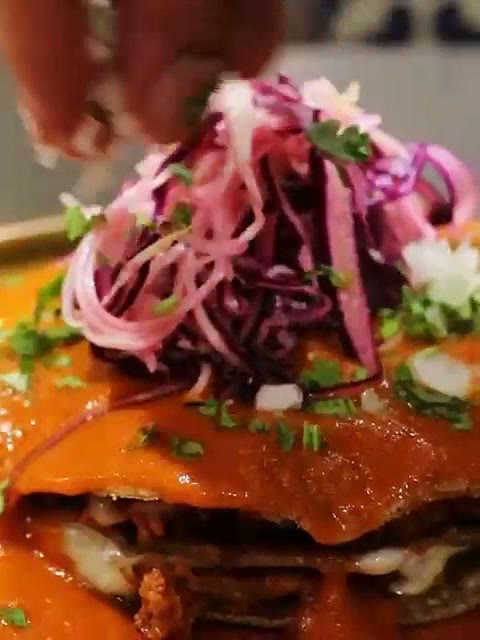 Tostada aux oignons pickles